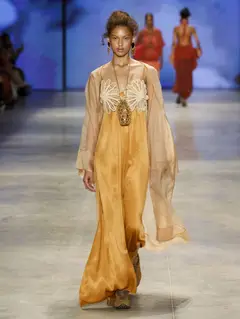Look 24: vestido longo, capa/quimono de organza