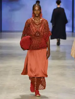 Look 25: blusa, saia, sobressaia de rede