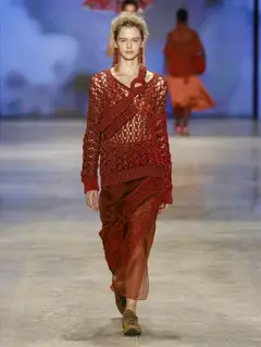 Look 27: pulôver de croché, saia longa