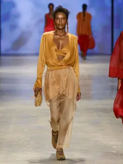 Look 31: blusa envelope, calça de organza