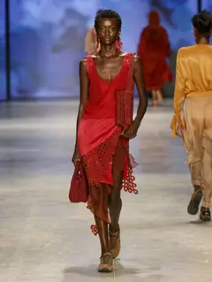 Look 32: regata, saia assimétrica, colete de croché