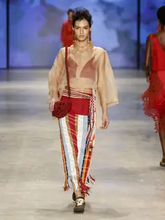 Look 33: camisa de organza, top, saia lápis de tear