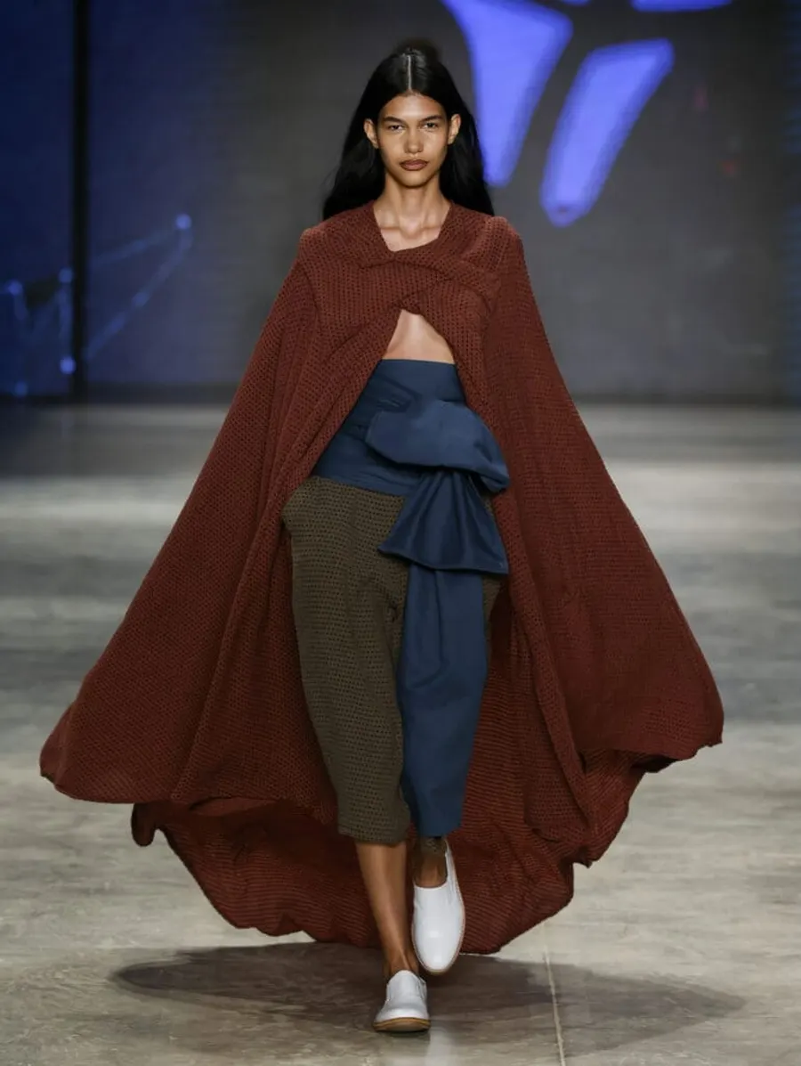 Look 1: Abertura · capa terracota enorme e faixa azul