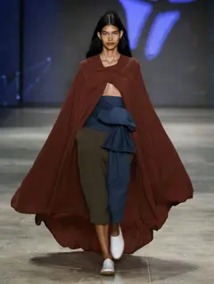 Look 1: capa, top, calça, faixa