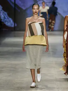 Look 4: top tomara que caia, peplum, saia