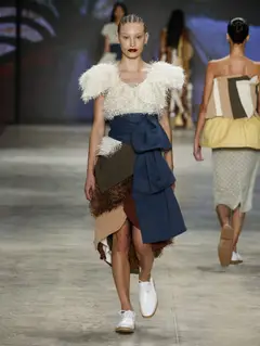 Look 5: blusa, saia assimétrica, laço
