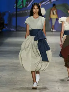 Look 6: blusa, saia balonê, faixa