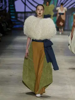 Look 7: capa/top volumoso, saia longa, faixa