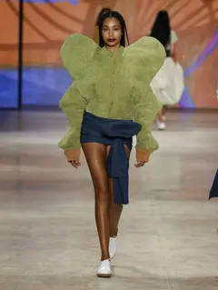 Look 8: jaqueta, minissaia, faixa