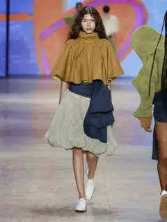 Look 9: capa gola alta, saia balonê, faixa