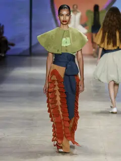 Look 10: capelete, blusa, calça, faixa