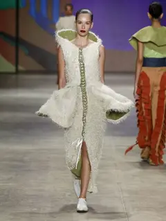 Look 11: vestido longo, peplum