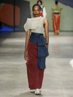 Look 12: top assimétrico, saia longa, faixa