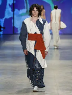 Look 13: túnica/camisa, calça trançada, faixa