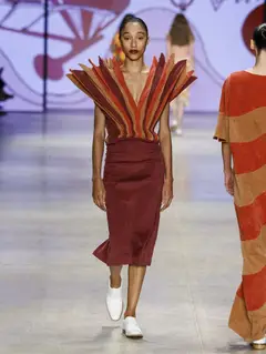 Look 16: saia lapis, top pleiteado