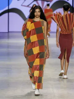 Look 17: vestido longo