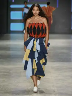 Look 18: top tomara-que-caia, saia babados