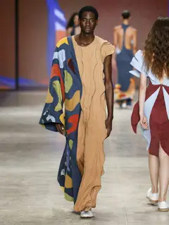 Look 21: tunica longa, capa