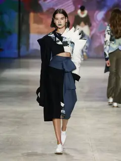 Look 27: cropped, saia, faixa