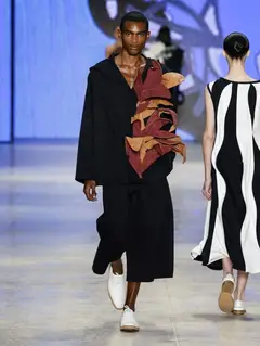 Look 29: camisa capuz, bermuda