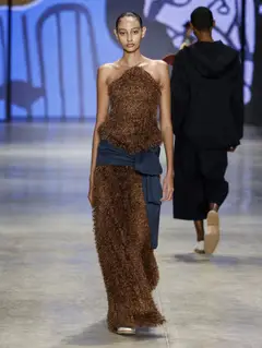 Look 30: vestido tomara-que-caia, faixa