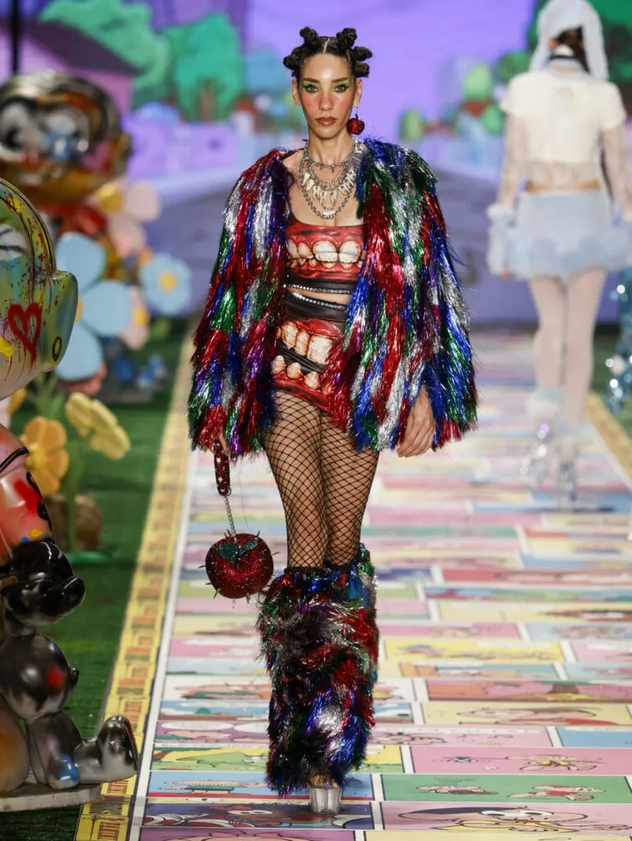 Look 4: casaco, top, minissaia, polainas, meia arrastão