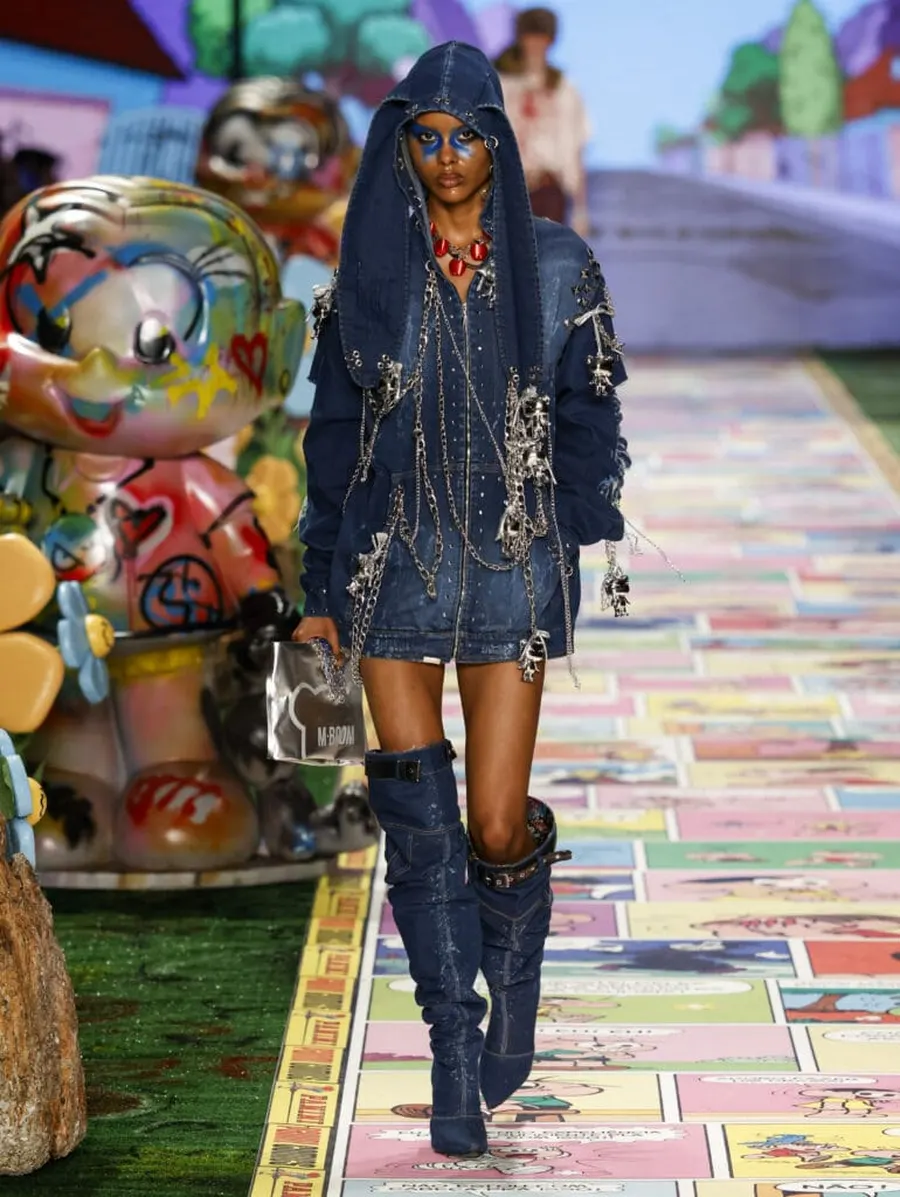 Look 9: jaqueta/vestido jeans com capuz, botas jeans over-the-knee
