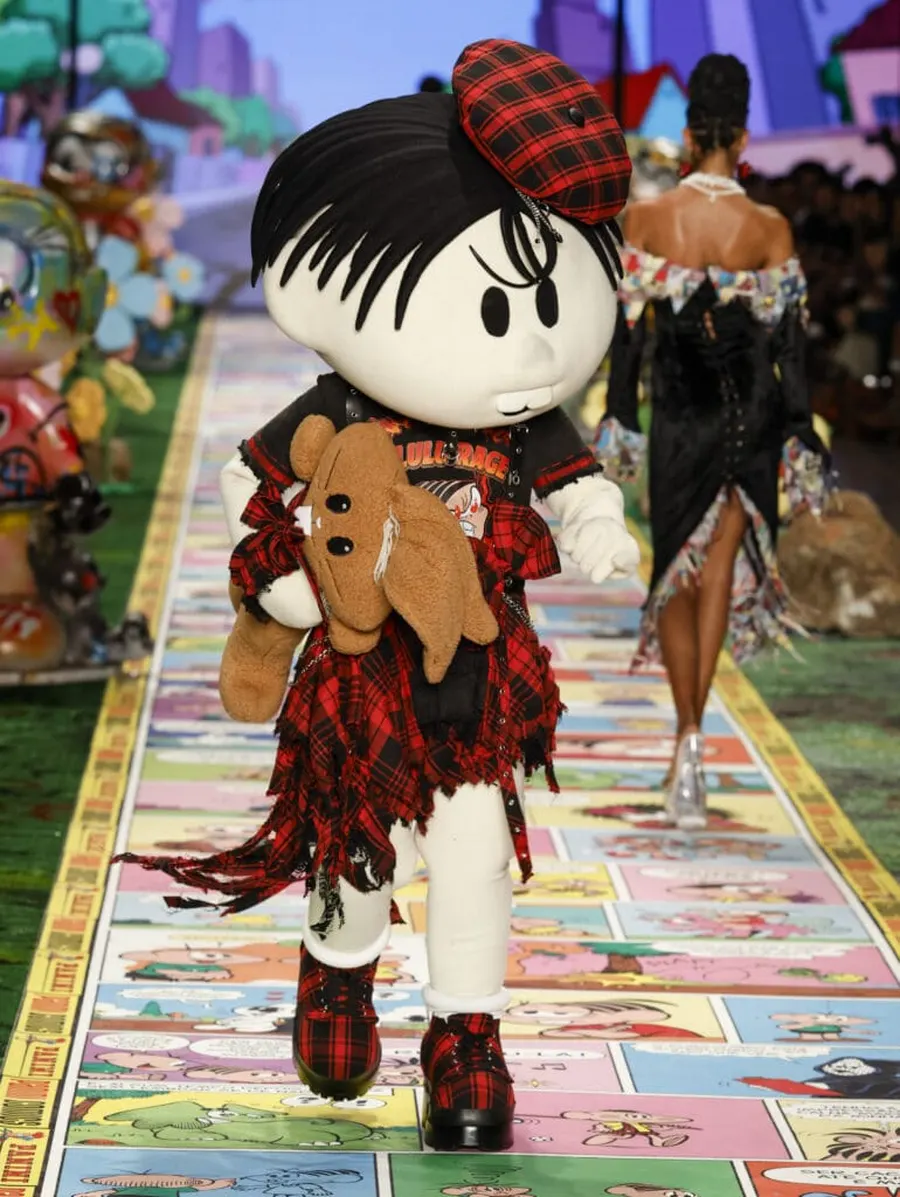 Look 36: boina, camiseta, saia, fantasia de mascote