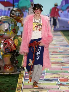 Look 5: casaco longo de pelo, camiseta, bermuda, calça de moletom