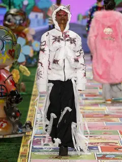 Look 6: jaqueta puffer com capuz, calça ampla, fitas e rendas
