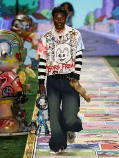 Look 7: camisa, camiseta listrada por baixo, calça jeans larga