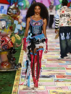 Look 8: corset/top, minissaia de camadas, botas over-the-knee, luvas