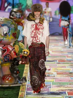 Look 10: camisa oversized, calça xadrez larga, gola de pelo