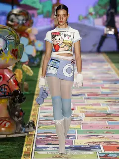 Look 11: camiseta cropped, minissaia, meia-calça, meias 3/4, luvas