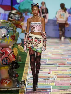 Look 12: top cropped, minissaia, luvas longas, meia arrastão