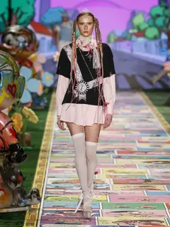 Look 13: camiseta oversized, vestido-camisa, meia 7/8