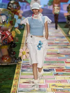Look 14: baby tee, bermuda, boné