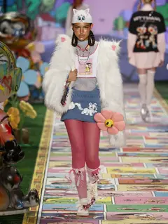 Look 15: casaco de pelo, regata, mini saia jeans, meia-calça