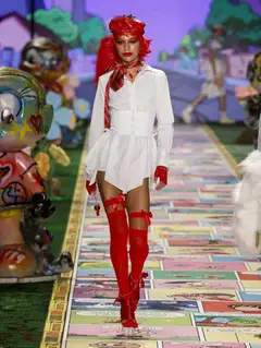 Look 16: vestido-camisa, corset, meia 7/8, luvas, lenço