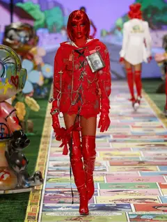 Look 18: moletom capuz, shorts, luvas, botas, meia arrastão