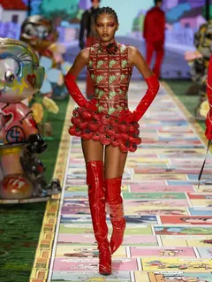 Look 19: body/top estampado, saia de morangos, luvas, botas