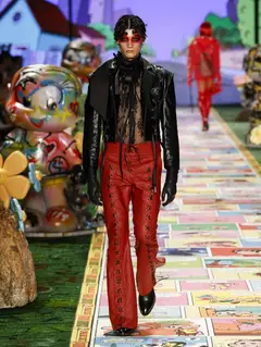 Look 20: jaqueta, calça flare, blusa de renda, luvas