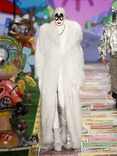 Look 22: casaco longo de pelo, body/conjunto justo, luvas, meias