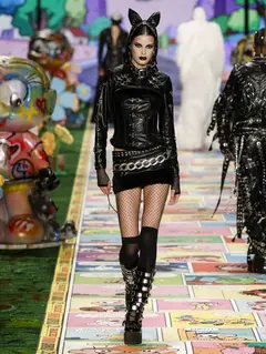 Look 24: corset jaqueta com capuz, mini saia, meia arrastão, luvas rede