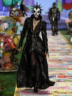 Look 25: casaco longo, cinto