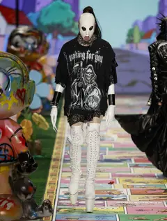 Look 26: camiseta oversized, shorts