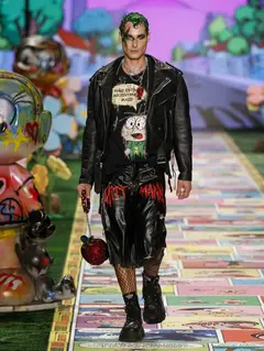 Look 27: jaqueta, camiseta, bermuda