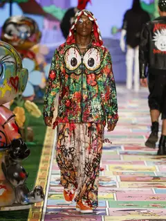 Look 28: jaqueta com capuz, calça