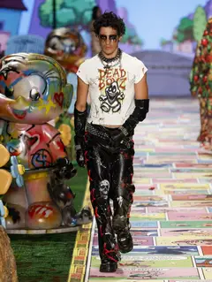 Look 30: camiseta cropped, calça
