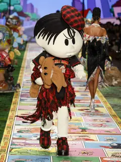 Look 36: boina, camiseta, saia, fantasia de mascote